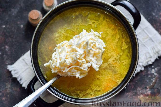 Фото приготовления рецепта: Суп с плавленым сыром, горошком и кукурузой - шаг №8