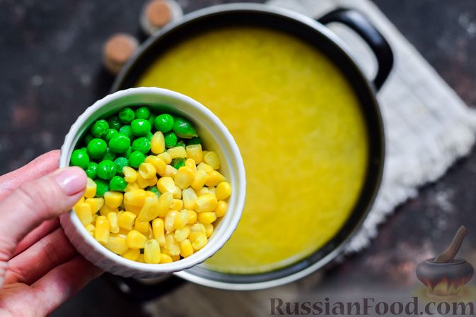 Фото приготовления рецепта: Суп с плавленым сыром, горошком и кукурузой - шаг №9