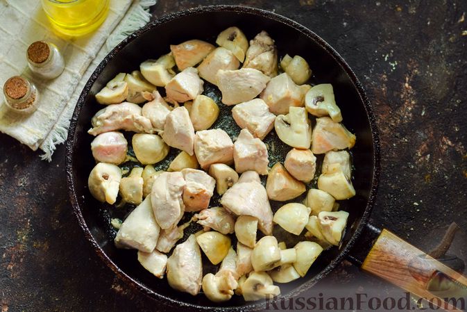 Фото приготовления рецепта: Рагу с курицей, овощами и грибами - шаг №6