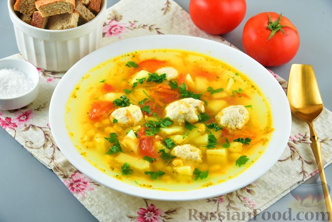 Фото к рецепту: Суп с куриными фрикадельками, овощами и кукурузой