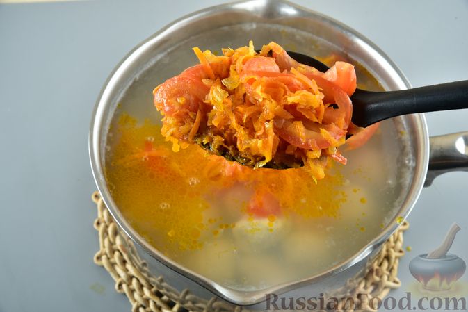 Фото приготовления рецепта: Суп с куриными фрикадельками, овощами и кукурузой - шаг №11