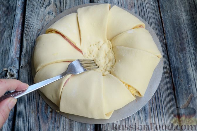 Фото приготовления рецепта: Слоёный пирог с беконом и яично-сырной начинкой - шаг №11