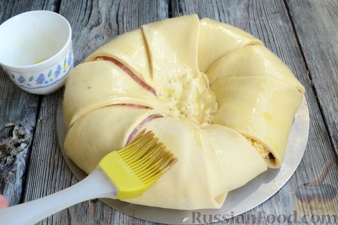 Фото приготовления рецепта: Слоёный пирог с беконом и яично-сырной начинкой - шаг №12
