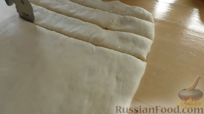Фото приготовления рецепта: Дрожжевые булочки с чесноком, сыром и зеленью - шаг №10