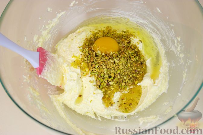 Фото приготовления рецепта: Лимонное печенье с фисташками и глазурью - шаг №4