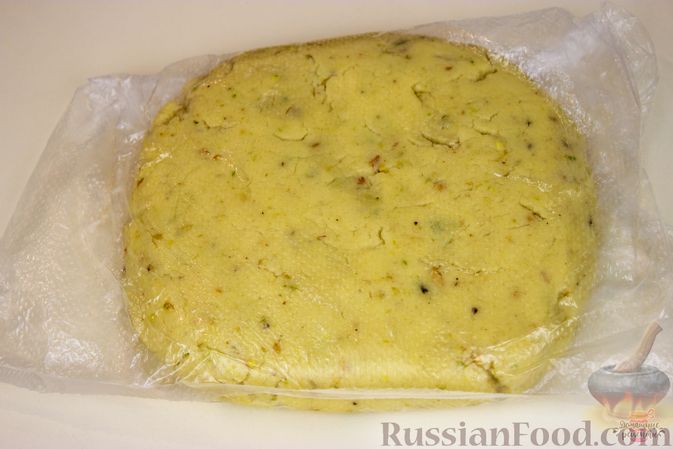 Фото приготовления рецепта: Лимонное печенье с фисташками и глазурью - шаг №10