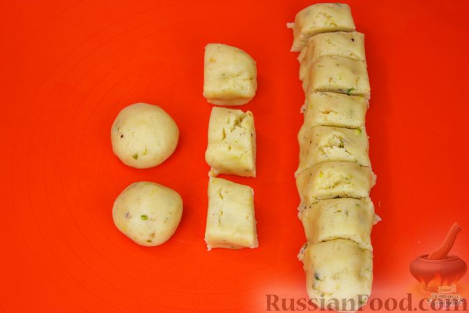 Фото приготовления рецепта: Лимонное печенье с фисташками и глазурью - шаг №11
