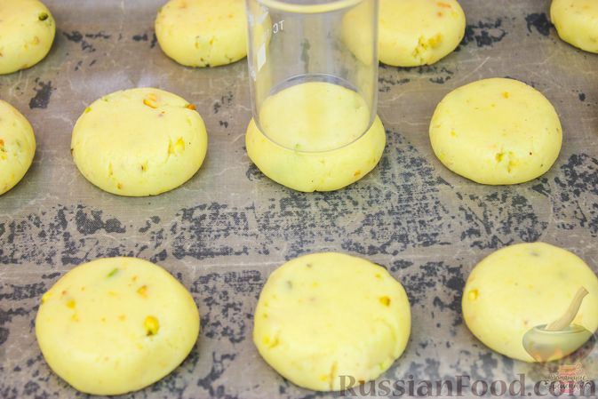 Фото приготовления рецепта: Лимонное печенье с фисташками и глазурью - шаг №12