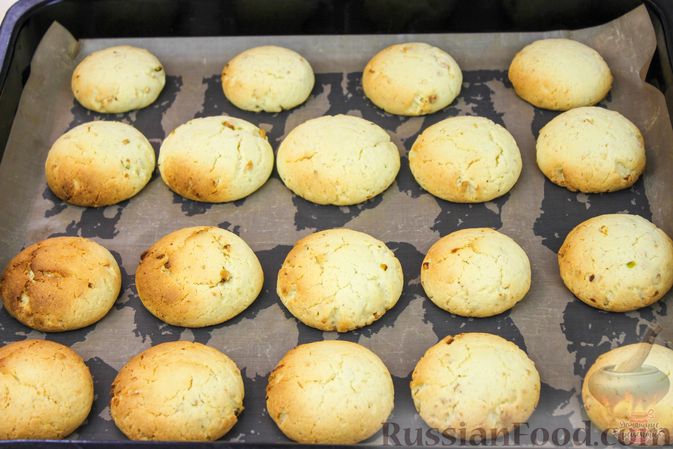 Фото приготовления рецепта: Лимонное печенье с фисташками и глазурью - шаг №13