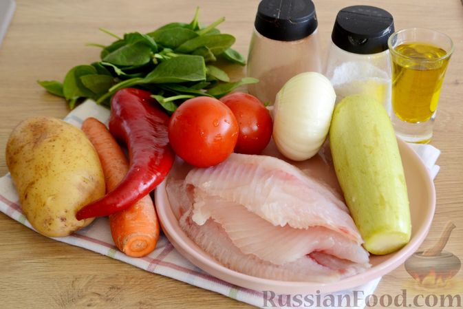Фото приготовления рецепта: Рыбный суп со шпинатом и овощами - шаг №1