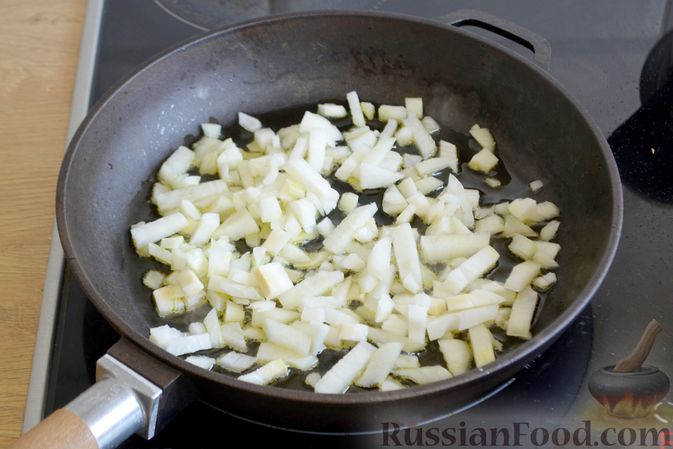 Фото приготовления рецепта: Рыбный суп со шпинатом и овощами - шаг №3