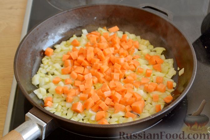 Фото приготовления рецепта: Рыбный суп со шпинатом и овощами - шаг №4