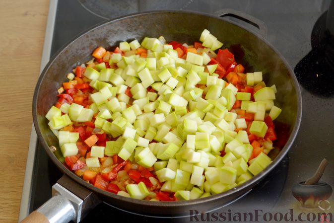 Фото приготовления рецепта: Рыбный суп со шпинатом и овощами - шаг №6