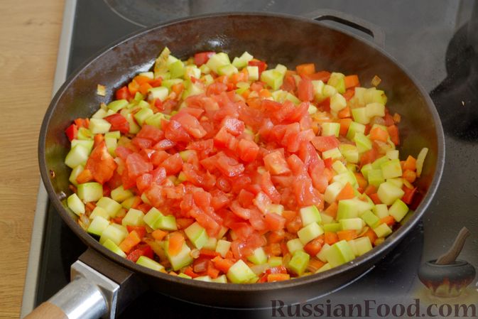 Фото приготовления рецепта: Рыбный суп со шпинатом и овощами - шаг №7