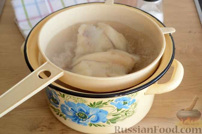 Фото приготовления рецепта: Рыбный суп со шпинатом и овощами - шаг №9