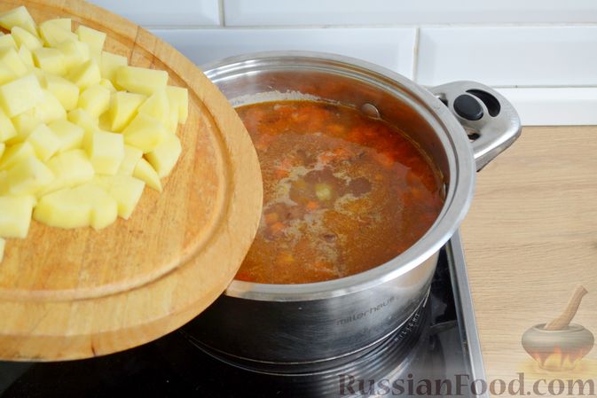 Фото приготовления рецепта: Рыбный суп со шпинатом и овощами - шаг №11