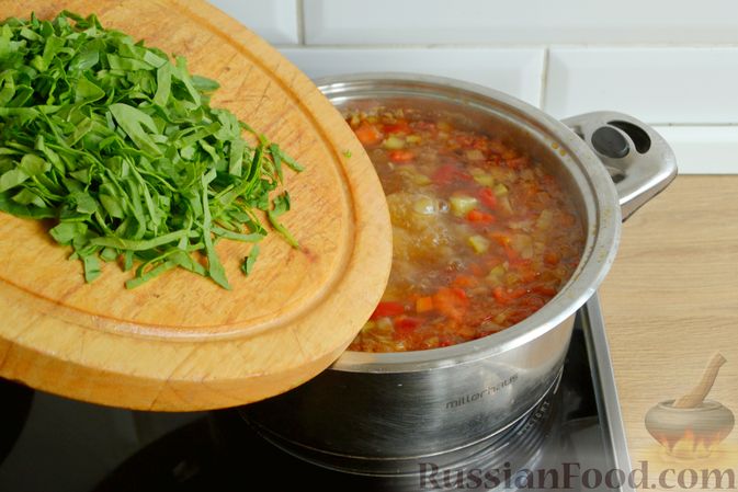 Фото приготовления рецепта: Рыбный суп со шпинатом и овощами - шаг №13