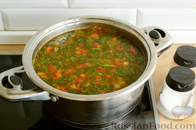 Фото приготовления рецепта: Рыбный суп со шпинатом и овощами - шаг №14