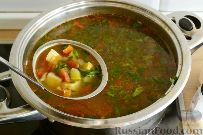Фото приготовления рецепта: Рыбный суп со шпинатом и овощами - шаг №15