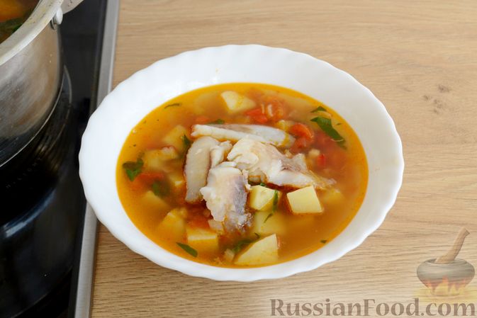Фото приготовления рецепта: Рыбный суп со шпинатом и овощами - шаг №17