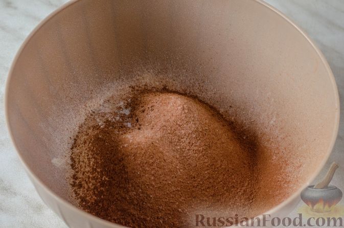 Фото приготовления рецепта: Бисквитный шоколадный рулет с мороженым - шаг №3