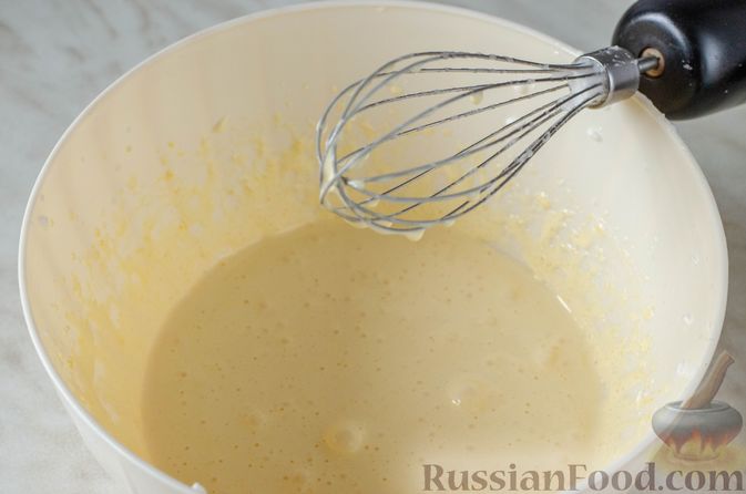 Фото приготовления рецепта: Бисквитный шоколадный рулет с мороженым - шаг №5