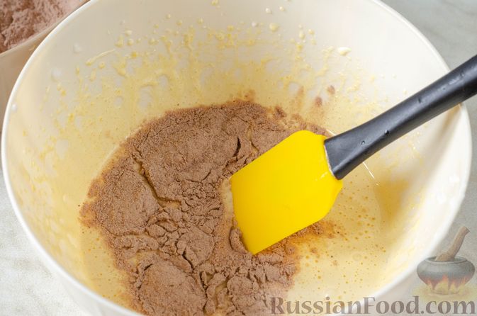 Фото приготовления рецепта: Бисквитный шоколадный рулет с мороженым - шаг №8