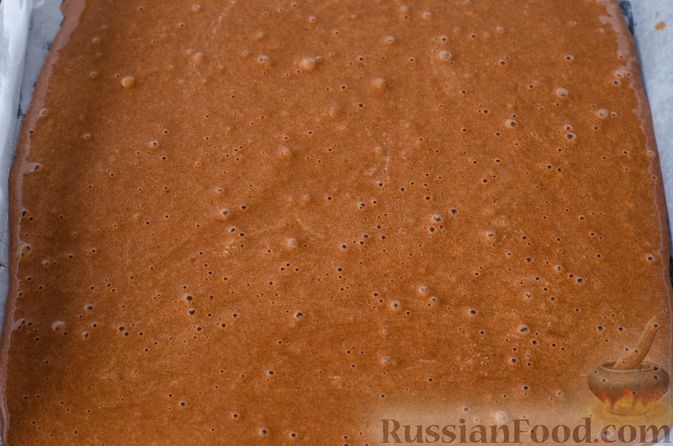 Фото приготовления рецепта: Бисквитный шоколадный рулет с мороженым - шаг №10