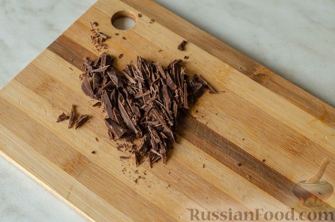 Фото приготовления рецепта: Бисквитный шоколадный рулет с мороженым - шаг №20