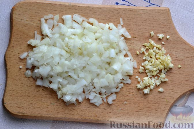 Фото приготовления рецепта: Картофельная запеканка с курицей и щавелем - шаг №4