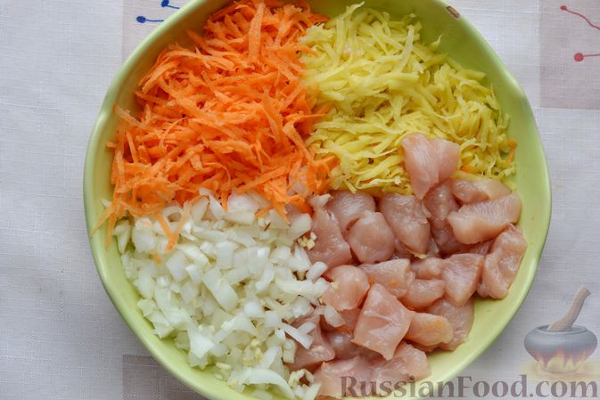 Фото приготовления рецепта: Картофельная запеканка с курицей и щавелем - шаг №6