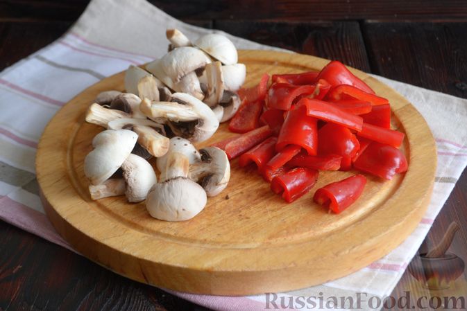 Фото приготовления рецепта: Шашлык из куриного филе с грибами и овощами (в духовке) - шаг №6