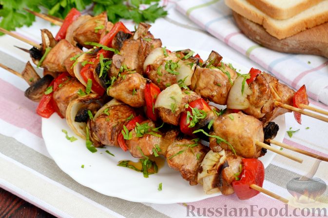 Фото приготовления рецепта: Шашлык из куриного филе с грибами и овощами (в духовке) - шаг №12