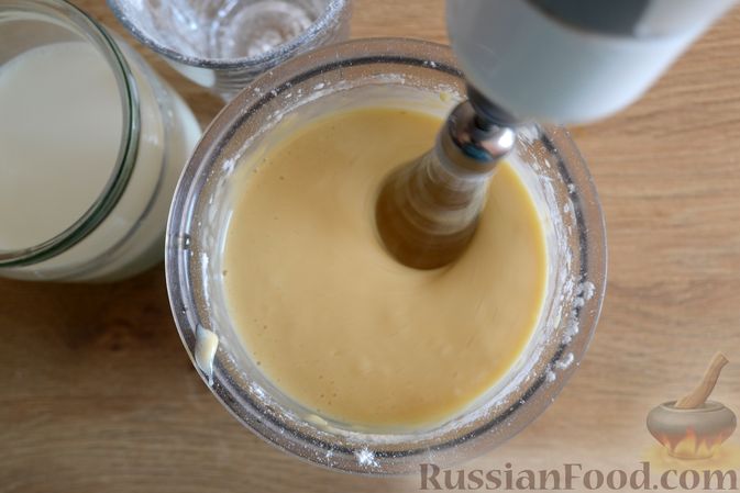 Фото приготовления рецепта: Яблочные блины на молоке - шаг №4