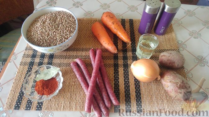 Фото приготовления рецепта: Тушёная чечевица с копчёной колбасой и овощами - шаг №1