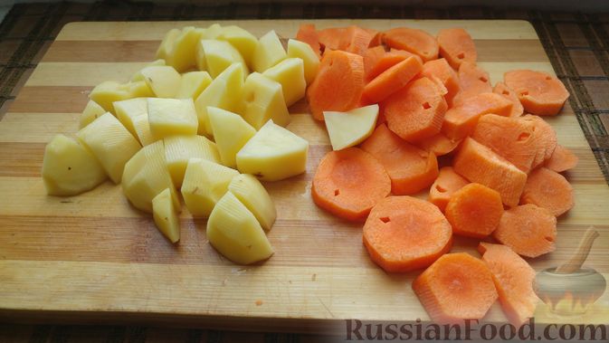 Фото приготовления рецепта: Тушёная чечевица с копчёной колбасой и овощами - шаг №4