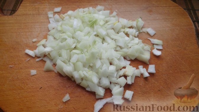 Фото приготовления рецепта: Тушёная чечевица с копчёной колбасой и овощами - шаг №6