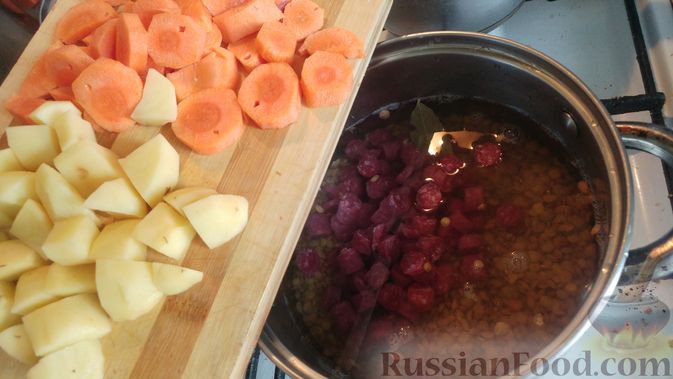 Фото приготовления рецепта: Тушёная чечевица с копчёной колбасой и овощами - шаг №10