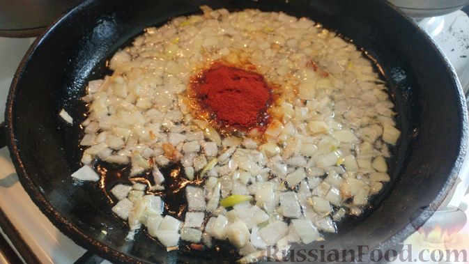 Фото приготовления рецепта: Тушёная чечевица с копчёной колбасой и овощами - шаг №12