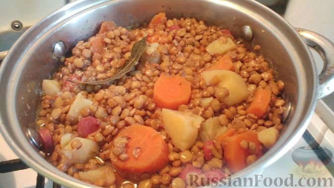 Фото приготовления рецепта: Тушёная чечевица с копчёной колбасой и овощами - шаг №11