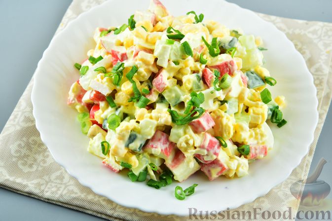 Фото к рецепту: Салат из крабовых палочек с кукурузой, плавленым сыром и огурцом