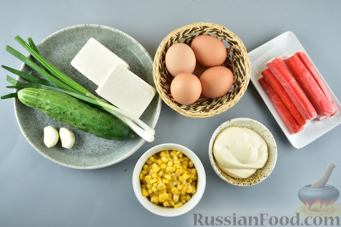 Фото приготовления рецепта: Салат из крабовых палочек с кукурузой, плавленым сыром и огурцом - шаг №1