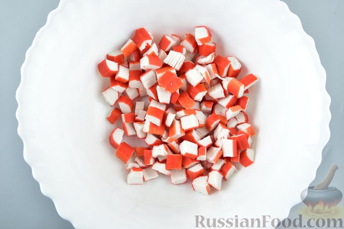 Фото приготовления рецепта: Салат из крабовых палочек с кукурузой, плавленым сыром и огурцом - шаг №4
