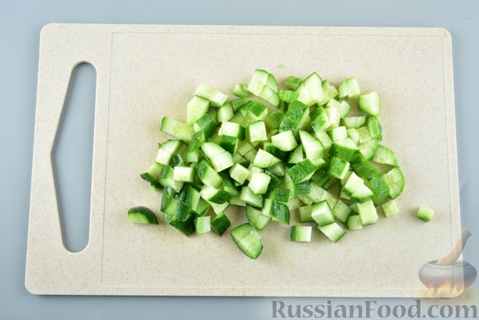 Фото приготовления рецепта: Салат из крабовых палочек с кукурузой, плавленым сыром и огурцом - шаг №5