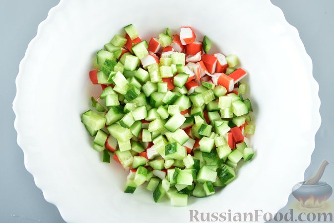 Фото приготовления рецепта: Салат из крабовых палочек с кукурузой, плавленым сыром и огурцом - шаг №6