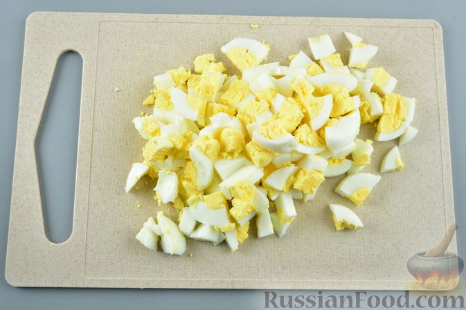 Фото приготовления рецепта: Салат из крабовых палочек с кукурузой, плавленым сыром и огурцом - шаг №7