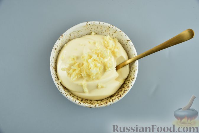 Фото приготовления рецепта: Салат из крабовых палочек с кукурузой, плавленым сыром и огурцом - шаг №10