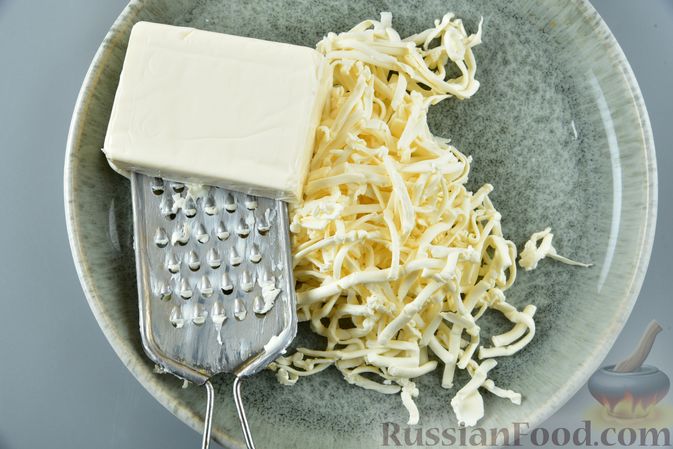 Фото приготовления рецепта: Салат из крабовых палочек с кукурузой, плавленым сыром и огурцом - шаг №12