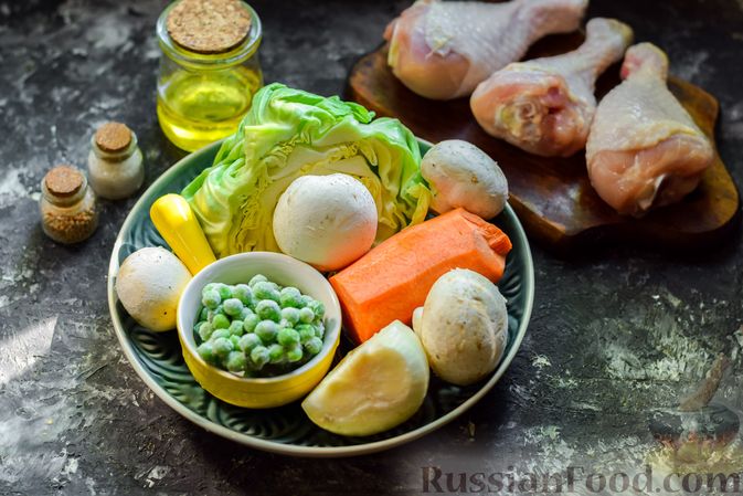 Фото приготовления рецепта: Куриный суп с шампиньонами, капустой и горошком - шаг №1