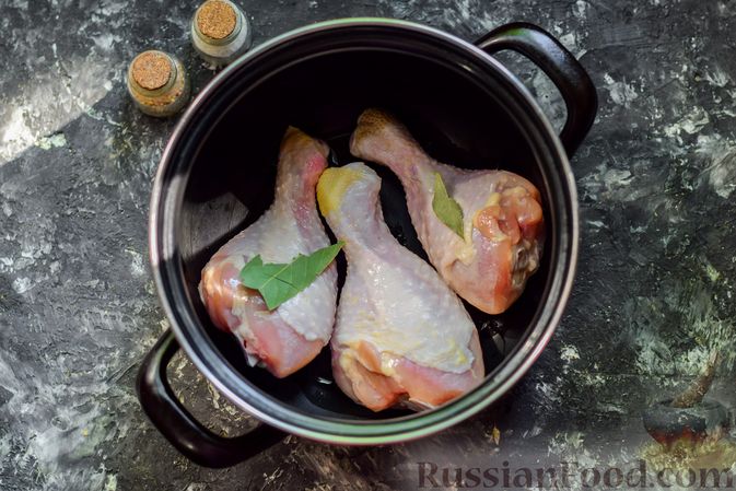 Фото приготовления рецепта: Куриный суп с шампиньонами, капустой и горошком - шаг №2